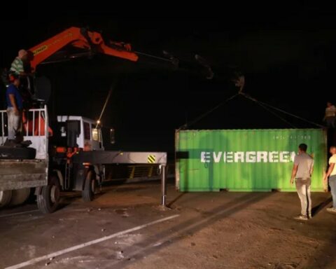 Venezuelan authorities began removing containers from the Tienditas bridge