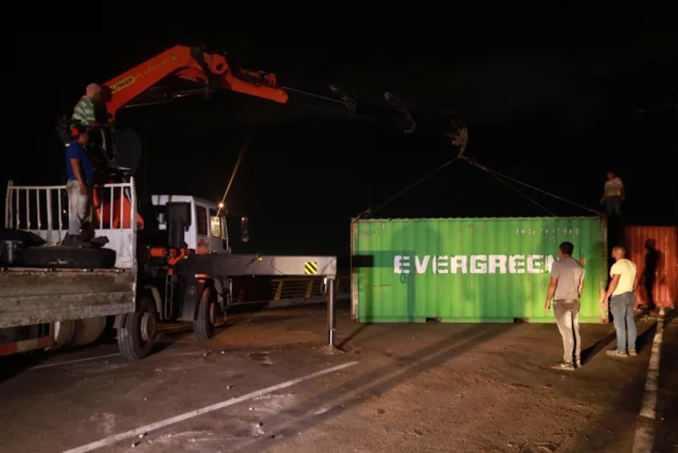 Venezuelan authorities began removing containers from the Tienditas bridge