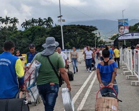 Venezuelan side of the Simón Bolívar bridge still without removing its structures