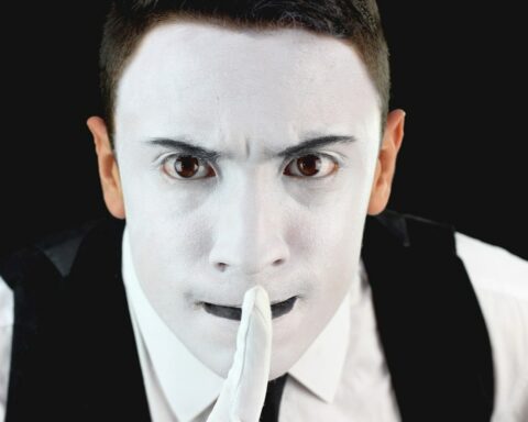 [Video] Guy dressed up as a mime to rob an Effecty: unusual