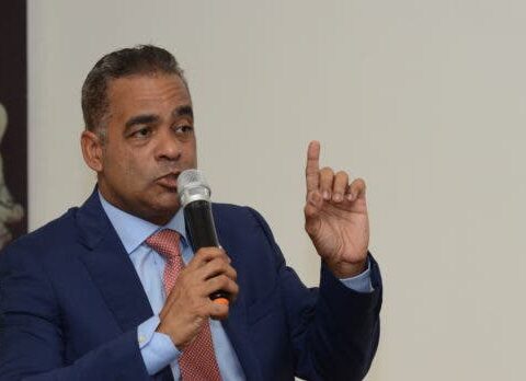 Advertencia del ministro Joel Santos a la oposición por ley de fideicomiso público