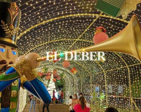 Where to take Christmas photos?  The Plaza de la Luz brings together hundreds of families