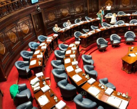 With an hour and a half late from the ruling party, and the eviction of the citizens' bar, the pension reform is discussed