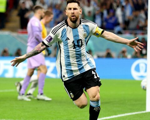 With drama, Argentina beats Australia and advances to face Holland