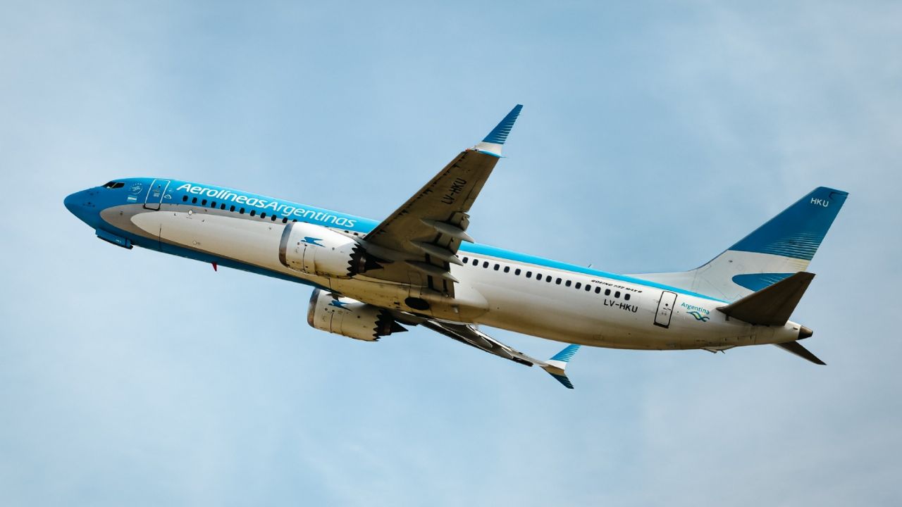 With full capacity, a new Aerolíneas Argentinas flight departed to watch the final in Qatar