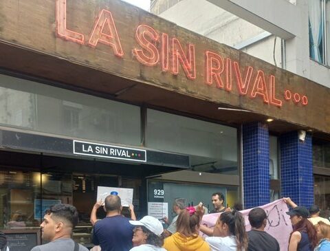 Workers of La Sin Rival demonstrate and threaten to extend the conflict to the entire sector