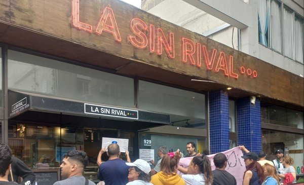 Workers of La Sin Rival demonstrate and threaten to extend the conflict to the entire sector