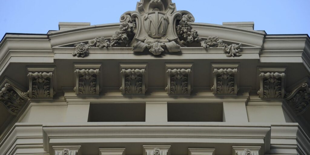 Young artists perform at the entrance to the Theatro Municipal do Rio