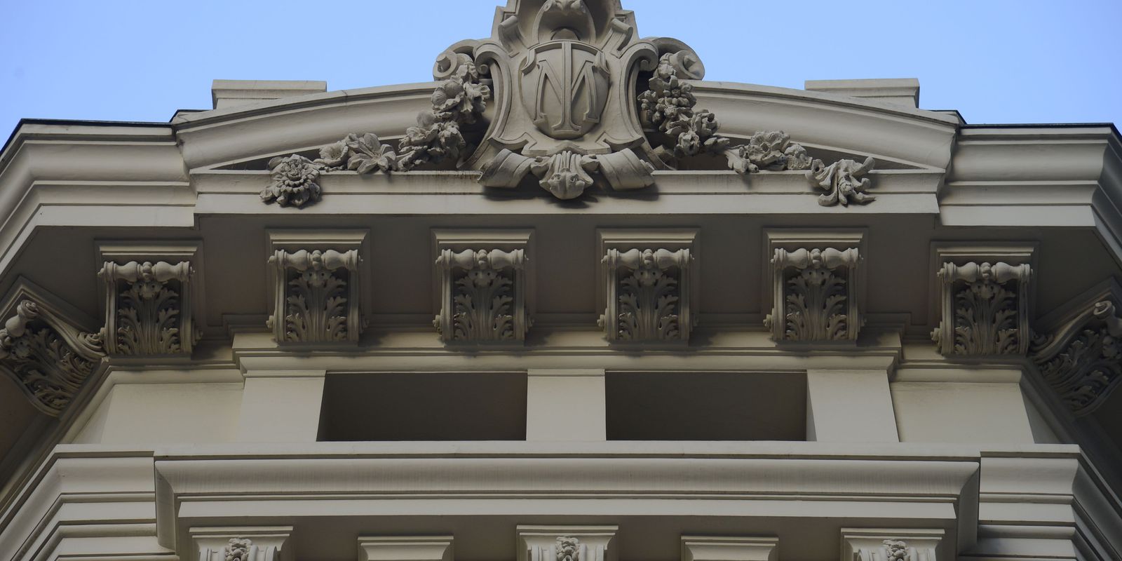 Young artists perform at the entrance to the Theatro Municipal do Rio