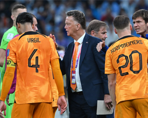 "It's a very painful removal"says Louis Van Gaal, confirming his departure from the Netherlands