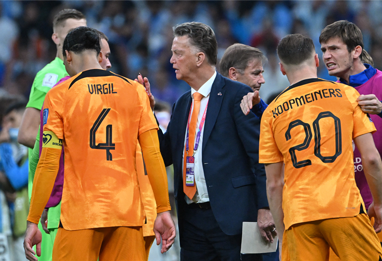 "It's a very painful removal"says Louis Van Gaal, confirming his departure from the Netherlands
