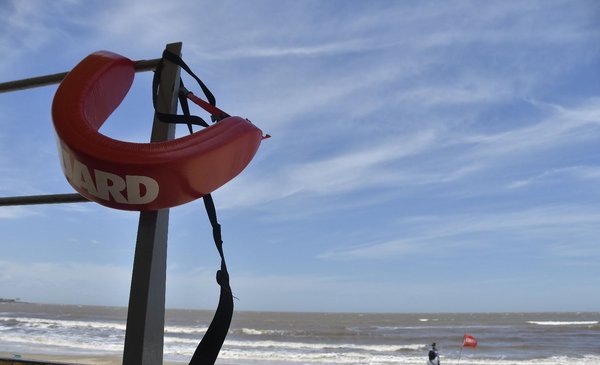 57-year-old man died of cardiac arrest when he was rescued by lifeguards in Canelones