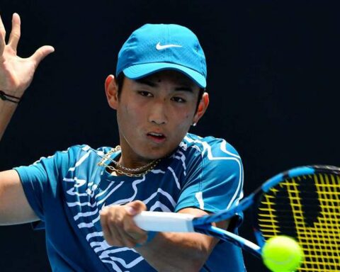 A Chinese tennis player wins for the first time at the Australian Open
