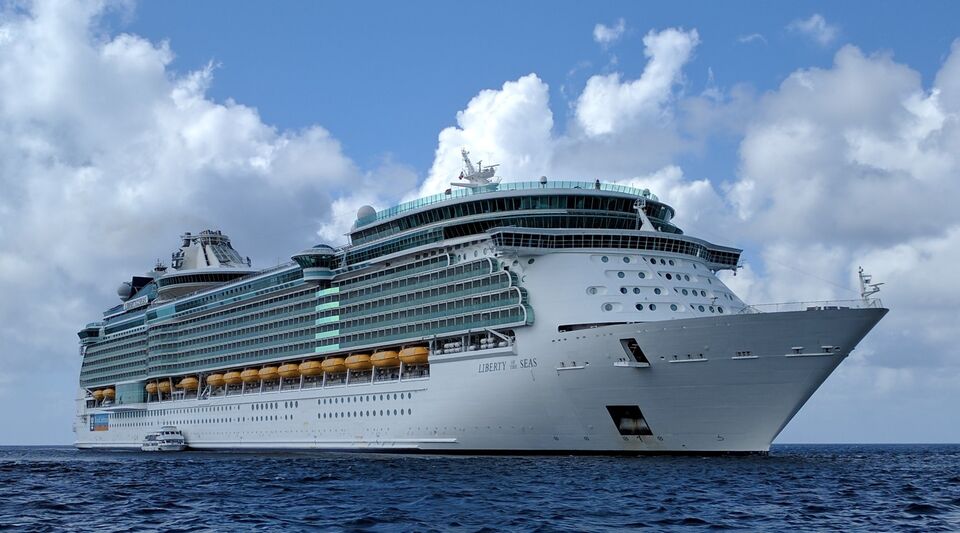 A Royal Caribbean cruise rescues 17 Cubans stranded at sea