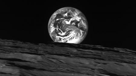 A South Korean space probe began transmitting photos of the Moon and Earth