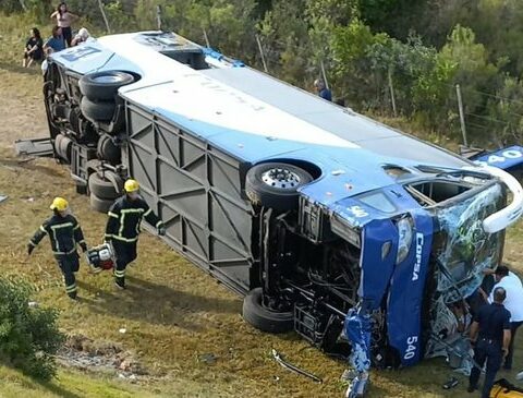 A child under the age of 15 died after a Copsa bus overturned on the Interbalnearia route