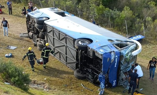 A child under the age of 15 died after a Copsa bus overturned on the Interbalnearia route
