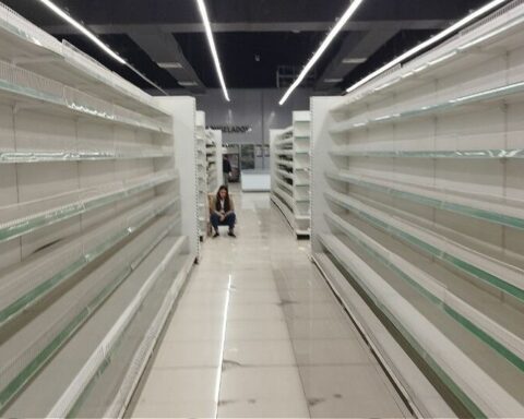 A depressed employee in the middle of empty shelves, a reflection of Cuba's misfortune