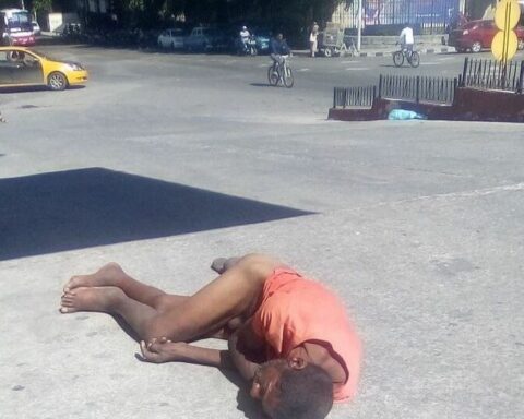 A naked man in front of the Calixto García hospital, a stark image of the chaos in Cuban health