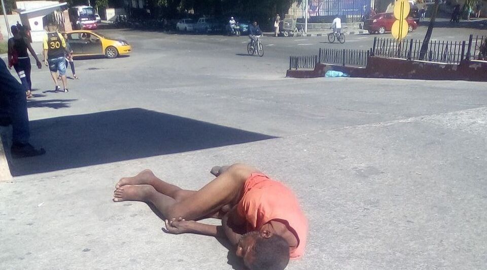A naked man in front of the Calixto García hospital, a stark image of the chaos in Cuban health