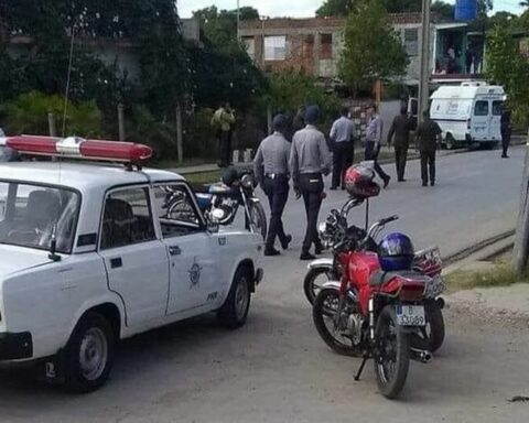 A policeman shoots at an ambulance in Cuba and kills his ex-partner