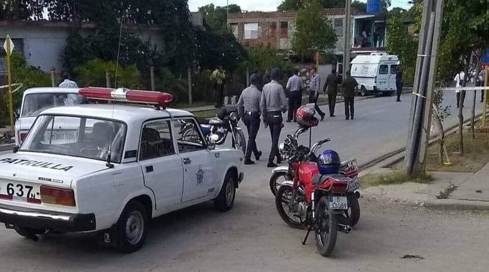 A policeman shoots at an ambulance in Cuba and kills his ex-partner