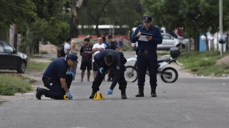 A young man was shot to death at the door of his house in the city of San Luis