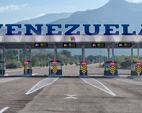 After seven years Venezuela and Colombia open their border to the passage of vehicles