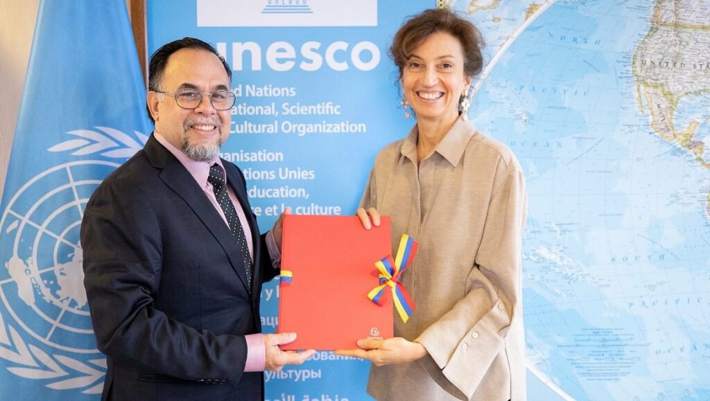 Ambassador of Venezuela to UNESCO presents credentials