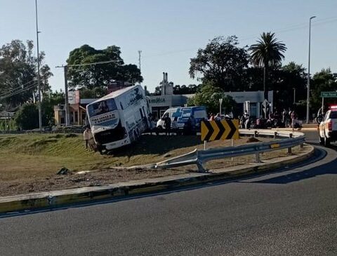 An Argentine bus crashed at a roundabout in San José