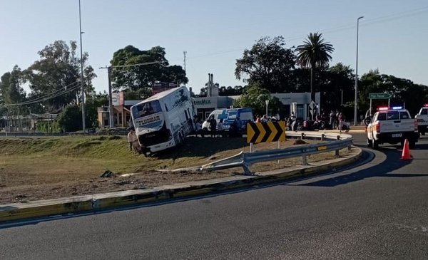 An Argentine bus crashed at a roundabout in San José