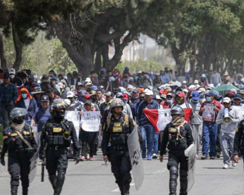 An urgent dialogue is needed to get out of the crisis