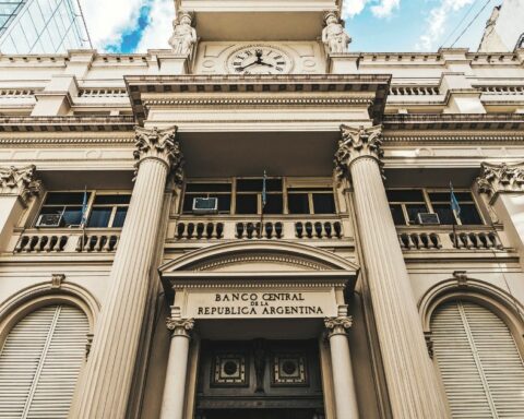 Argentina will buy back debt for more than 1 billion dollars to improve its profile: Sergio Massa