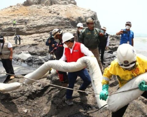 Artisanal fishermen say they still cannot return to work after Repsol oil spill