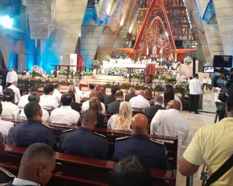 Pide políticos unirse en pos democracia