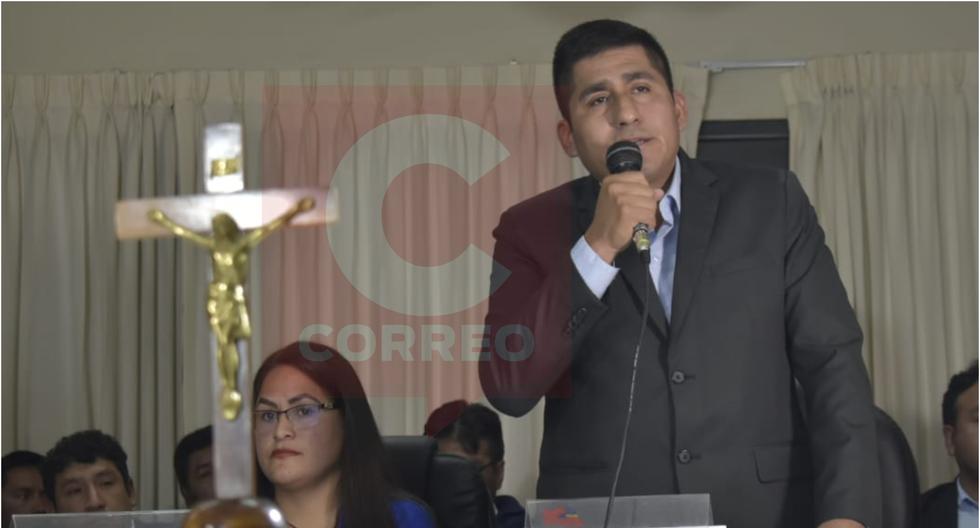 At midnight the elected governor of Junín, Zósimo Cárdenas, installs the Regional Council