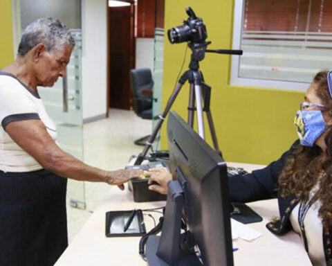 Banks, telephone companies and state agencies must eliminate biometric databases