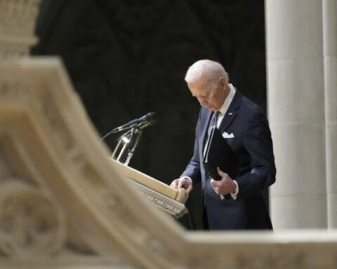 Biden inicia tercer año de su mandato acosado por escándalo