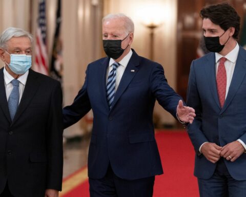 Biden takes his immigration plan under his arm to the summit with Mexico