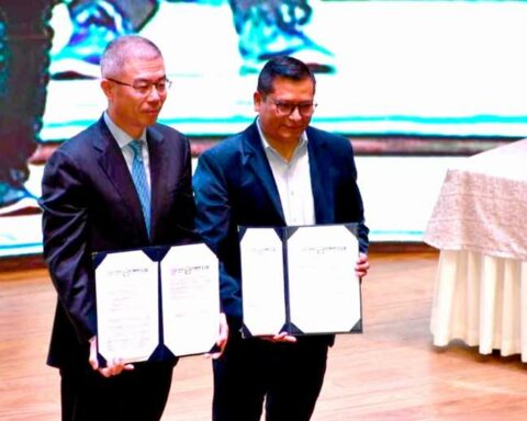 Bolivia chooses a world leader in the battery market as a partner for the exploitation of the Oruro and Potosí salt flats