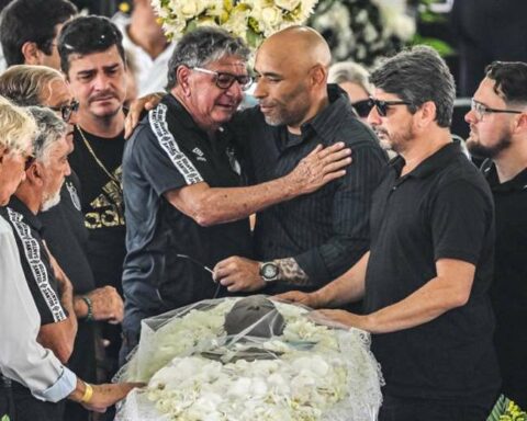Brazilians travel to Santos to honor Pele, the "legend of a thousand goals"
