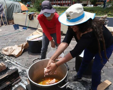 Camp and common pots in the mythical Tupac Amaru square of Cusco