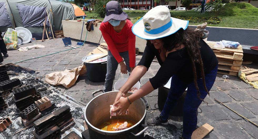 Camp and common pots in the mythical Tupac Amaru square of Cusco