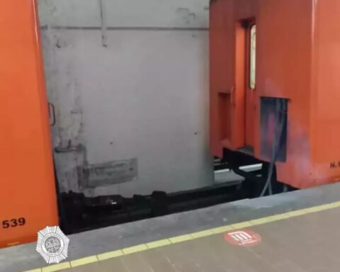 Cars are separated at the Polanco station on Line 7 of the Metro