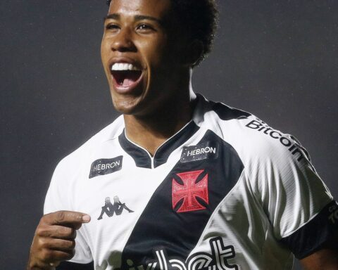 Chelsea officially announce midfielder Andrey Santos