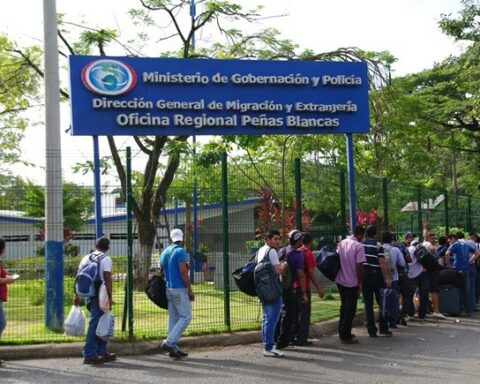 Citizens, "in inhumane conditions", awaiting an appointment at Costa Rican Migration