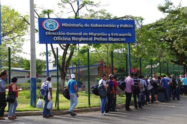 Citizens, "in inhumane conditions", awaiting an appointment at Costa Rican Migration