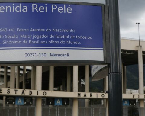 City Hall installs signs on Avenida Rei Pelé, in front of Maracanã