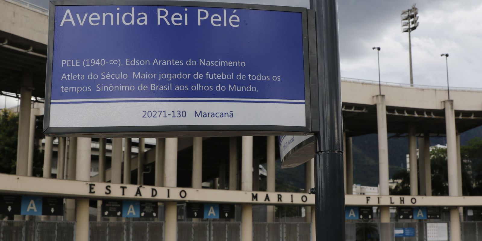 City Hall installs signs on Avenida Rei Pelé, in front of Maracanã