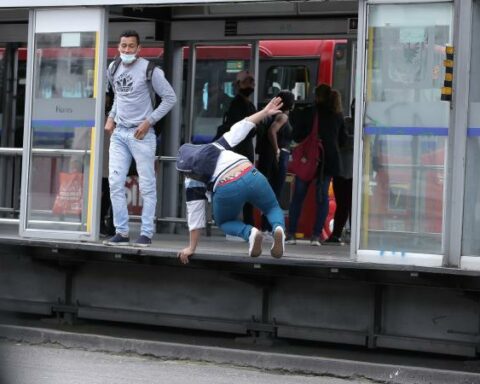 Colados in TransMilenio would pay with a pedagogical fine